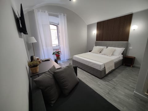 Bed, TV and multimedia, Bedroom