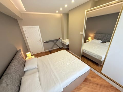 Bedroom, towels