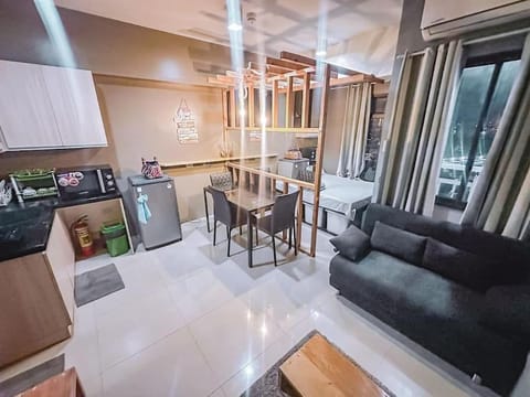Kitchen or kitchenette, Living room, Seating area, Dining area, minibar, stove