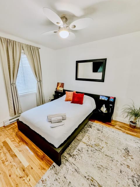 Bed, TV and multimedia, Photo of the whole room, Bedroom, fireplace