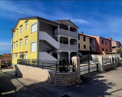 Property building, Day, Neighbourhood, Street view, Parking