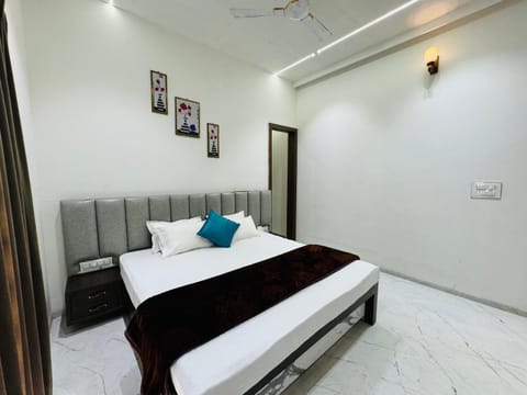 Bed, Living room, Photo of the whole room, Seating area, Bedroom