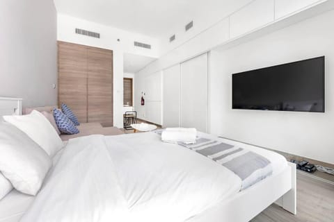 Photo of the whole room, Bedroom, wardrobe