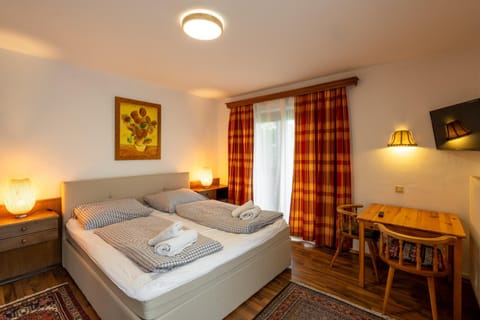 Bed, TV and multimedia, Seating area, Bedroom