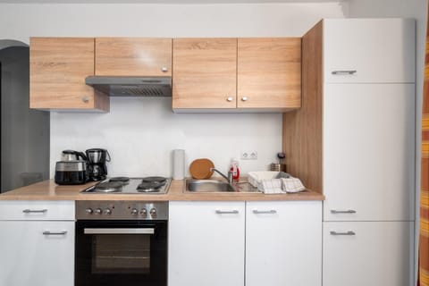 Coffee/tea facilities, Kitchen or kitchenette, oven, stove, toaster