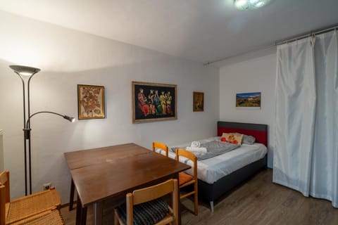 Bed, Photo of the whole room, Dining area