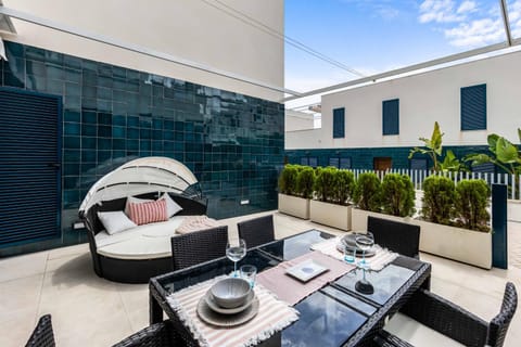 Property building, Patio, Balcony/Terrace