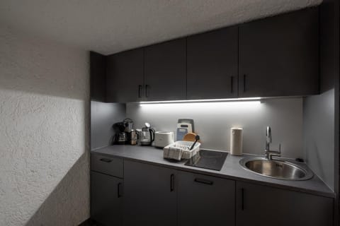 Coffee/tea facilities, Kitchen or kitchenette, stove, toaster