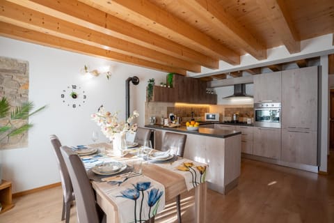 Day, Coffee/tea facilities, Kitchen or kitchenette, Food and drinks, Seating area, Floor plan, Dining area, Communal kitchen, Food, minibar, pet friendly, stove, kitchen