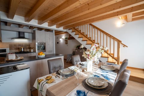 Restaurant/places to eat, Food close-up, Kitchen or kitchenette, Food and drinks, Seating area, Floor plan, Dining area, Meals, minibar, pet friendly, stove, toaster, wedding, kitchen