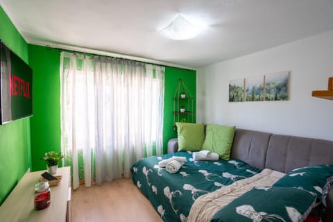 Bed, Night, TV and multimedia, Living room, Photo of the whole room, Seating area, Floor plan, Bedroom, Entertainment, locker, towels