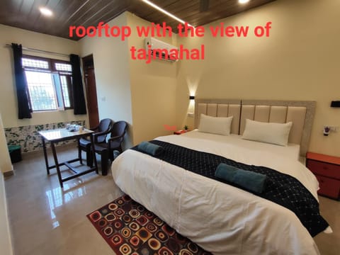 Bed, Living room, Photo of the whole room, Seating area, Bedroom