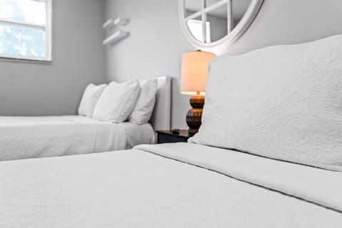 Trendy Family Home -Heated Pool House in Hollywood