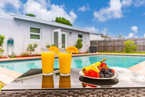 Trendy Family Home -Heated Pool House in Hollywood