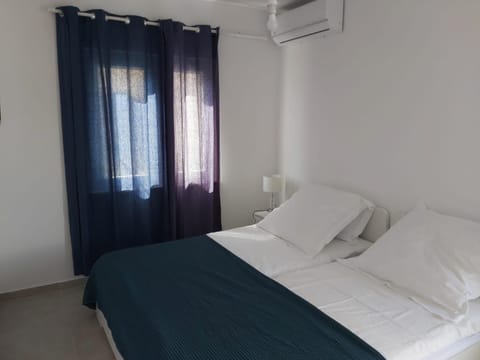 Bed, Photo of the whole room, Bedroom, air conditioner