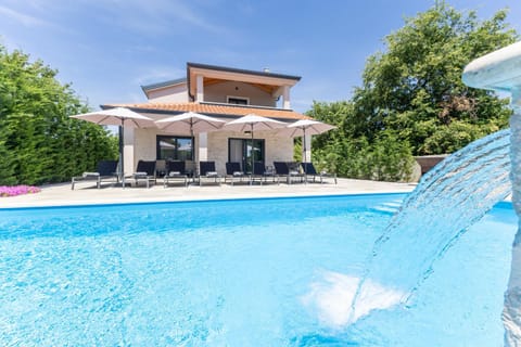 Property building, Swimming pool, sunbed