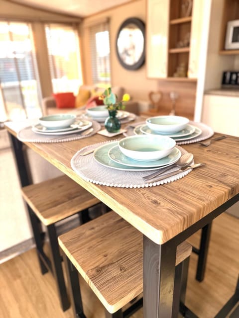 Kitchen or kitchenette, Seating area