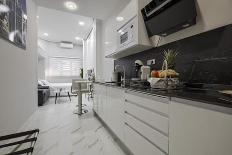Kitchen or kitchenette, minibar