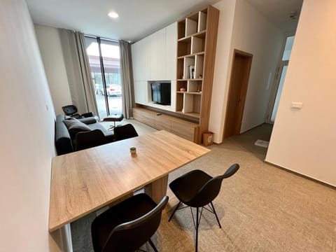TV and multimedia, Kitchen or kitchenette, Living room, Seating area, Dining area