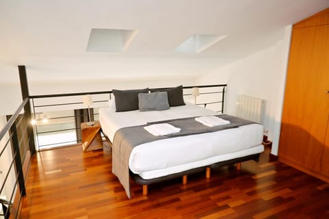 Bed, Photo of the whole room, Bedroom, towels, wardrobe