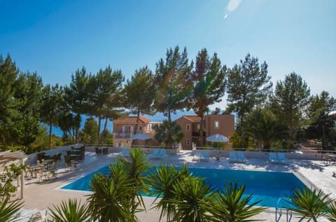 Restaurant/places to eat, Balcony/Terrace, Swimming pool, Swimming pool