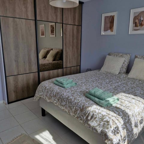 Bed, Bedroom, towels, wardrobe