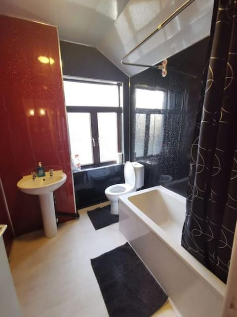 2 bedroom house, Tunstall, Stoke-on-Trent. Apartment in Stoke-on-Trent