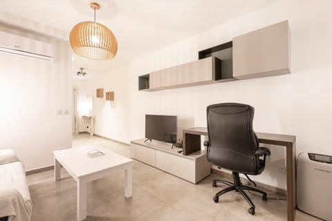 TV and multimedia, Living room, Seating area, hair dresser, air conditioner