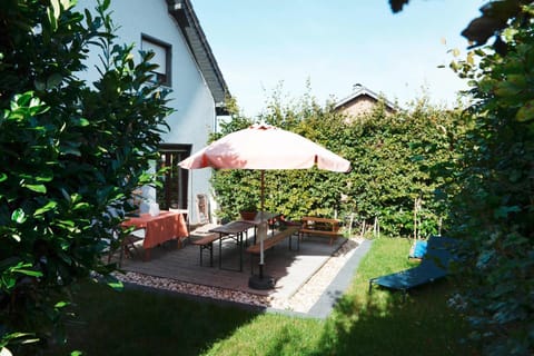 Garden, Dining area, Garden view, sunbed