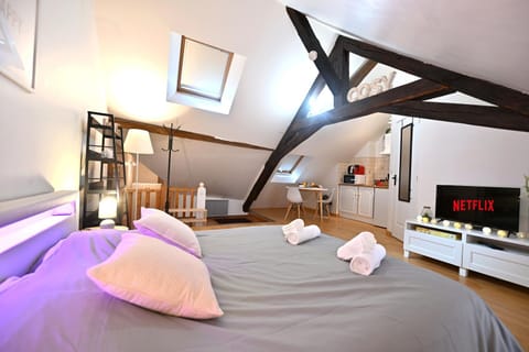 Bed, TV and multimedia, Photo of the whole room, Bedroom