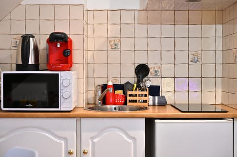 Coffee/tea facilities, Kitchen or kitchenette, minibar, stove