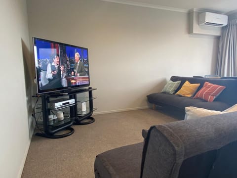 TV and multimedia, Living room, Seating area, Evening entertainment, air conditioner