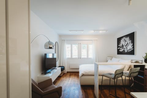 Bed, TV and multimedia, Living room, Photo of the whole room, hair dresser
