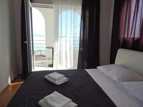 Day, Photo of the whole room