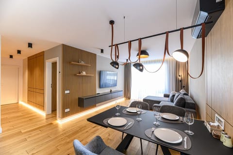 Communal lounge/ TV room, TV and multimedia, Kitchen or kitchenette, Living room, Seating area, Dining area, Evening entertainment