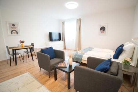 Bed, TV and multimedia, Living room, Dining area