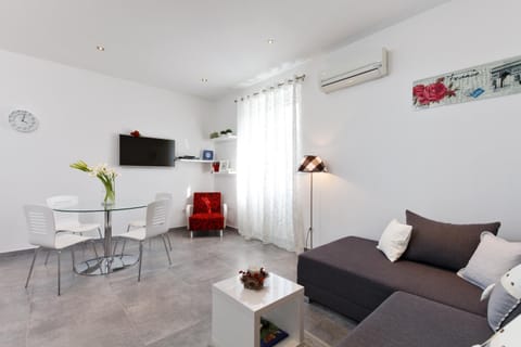 Spring, Day, TV and multimedia, Photo of the whole room, Decorative detail, Seating area, Dining area, On site, Certificate/Award
