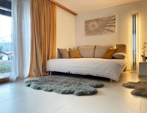 Bed, Living room, Photo of the whole room, flat iron