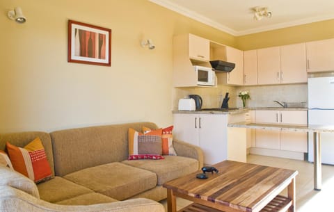 Kitchen or kitchenette, Seating area, Dining area