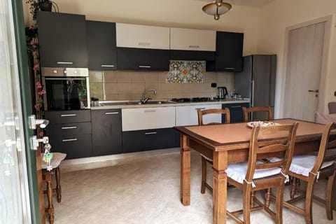 Kitchen or kitchenette, Dining area, pet friendly, stove