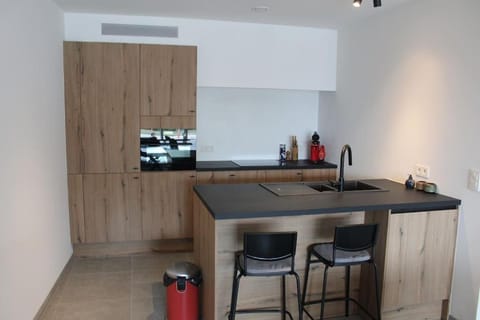 Coffee/tea facilities, Kitchen or kitchenette, Dining area, stove