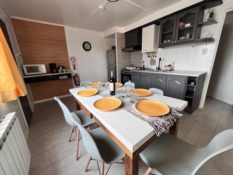 Kitchen or kitchenette, Dining area, minibar, pet friendly