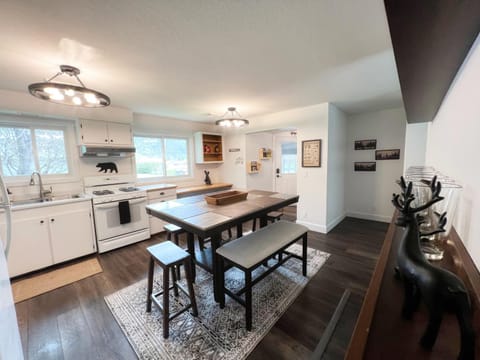 Kitchen or kitchenette, Dining area
