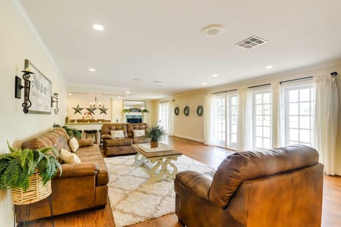 Indoor Pool Peaceful Oasis in Hitchcock! House in La Marque