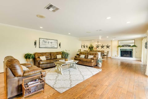 Indoor Pool Peaceful Oasis in Hitchcock! House in La Marque