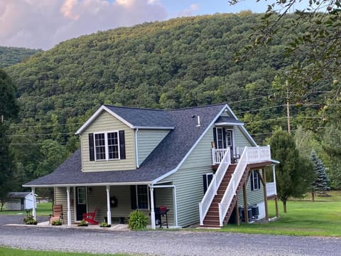 Property building, Patio, Natural landscape, Balcony/Terrace, Mountain view