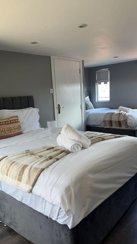 MASSIVE 4 Bed home walking distance to the City lights, perfect for business trips House in Belfast