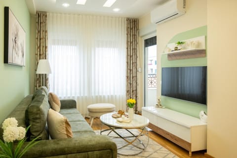 TV and multimedia, Living room, Seating area, air conditioner