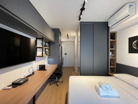Bed, TV and multimedia, Photo of the whole room, Bedroom, towels, wardrobe, air conditioner