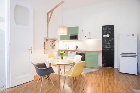 Kitchen or kitchenette, Dining area, minibar, pet friendly, stove